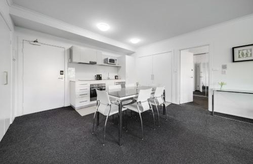 Greenway Apartment | Spacious 2-Bed Conveniently by Lake Tuggeranong