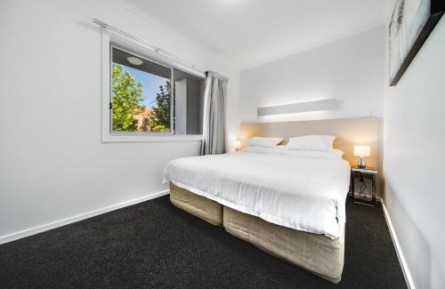 Greenway Apartment | Spacious 2-Bed Conveniently by Lake Tuggeranong