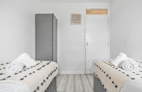 Selhurst Apartment | Spacious 2 Bed Flat Croydon Parking