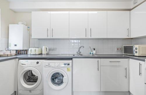 Selhurst Apartment | Spacious 2 Bed Flat Croydon Parking