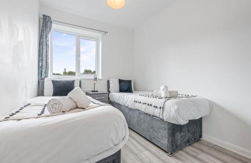 Selhurst Apartment | Spacious 2 Bed Flat Croydon Parking