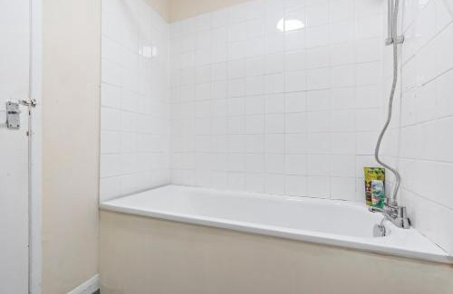 Selhurst Apartment | Spacious 2 Bed Flat Croydon Parking