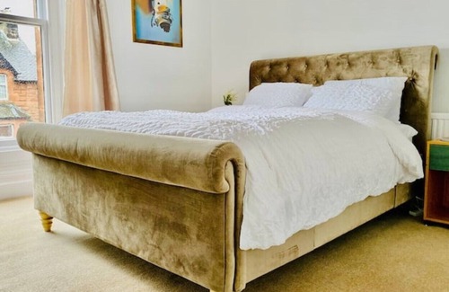 Perth Apartment | Spacious 2 bed flat with a fireplace and a garden