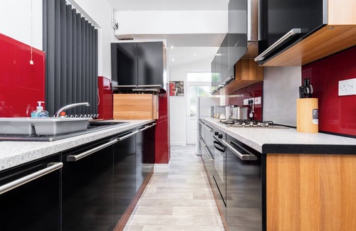 Birmingham House | Spacious 2 bed house with free on street parking