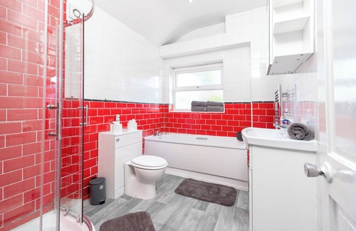 Birmingham House | Spacious 2 bed house with free on street parking