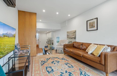 Annandale House | Spacious 2-Bed House in Inner City