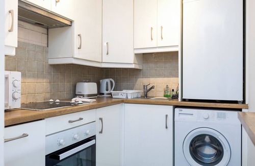 Dublin House | Spacious 2 Bed House - 20 Min Bus To City Center