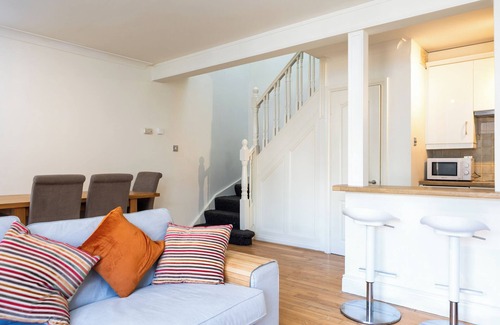 Dublin House | Spacious 2 Bed House - 20 Min Bus To City Center