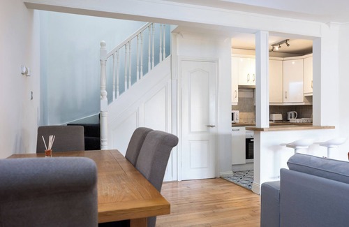 Dublin House | Spacious 2 Bed House - 20 Min Bus To City Center