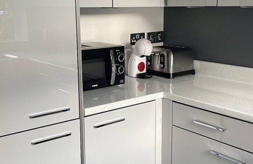 Queens Quarter Apartment | Spacious 2-bed Queens by CityGo