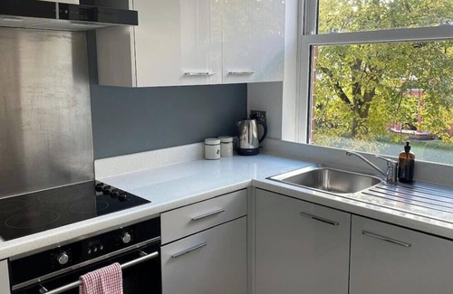 Queens Quarter Apartment | Spacious 2-bed Queens by CityGo