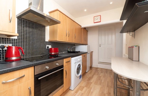Southville Apartment | Spacious 2 bed Southville flat near Harbourside