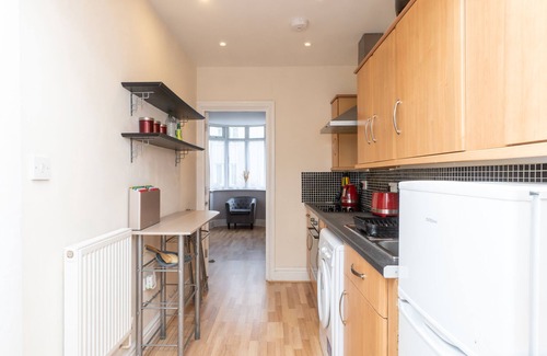 Southville Apartment | Spacious 2 bed Southville flat near Harbourside