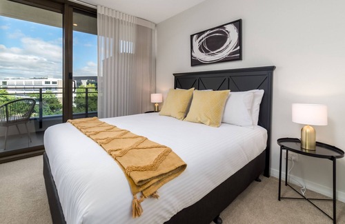 Barton Apartment | Spacious 2-Bed, Stunning Views in Central Canberra