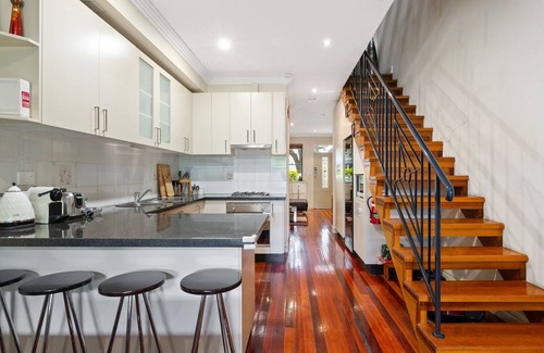 Alexandria House | Spacious 2-Bed Townhouse with Garage & Patio