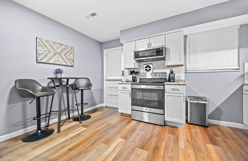 St. Charles House | Spacious 2 Bedroom Townhome by StayLage