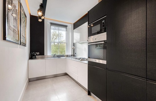 Brompton & Hans Town Apartment | Spacious 2 bedroom apartment in Cadogan Square