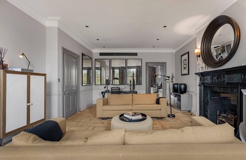 Brompton & Hans Town Apartment | Spacious 2 bedroom apartment in Cadogan Square