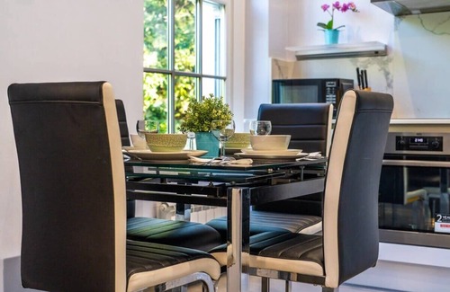 Queen's Park Apartment | Spacious 2-Bedroom Apartment in Greater London