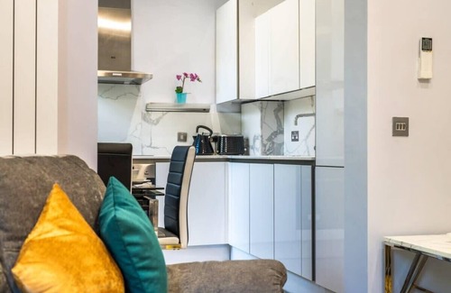 Queen's Park Apartment | Spacious 2-Bedroom Apartment in Greater London