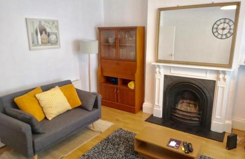 Newport Apartment | SPACIOUS 2 BEDROOM apartment with FREE PARKING - JCT 27 Cardiff side of Newport