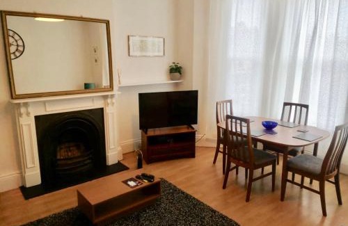 Newport Apartment | SPACIOUS 2 BEDROOM apartment with FREE PARKING - JCT 27 Cardiff side of Newport