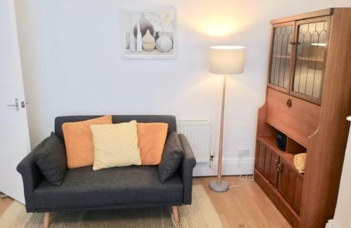 Newport Apartment | SPACIOUS 2 BEDROOM apartment with FREE PARKING - JCT 27 Cardiff side of Newport