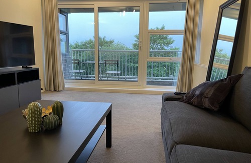 St. Mark's Apartment | Spacious 2-Bedroom Flat Near Surbiton Station
