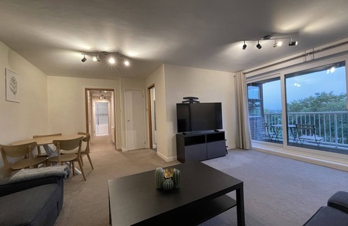St. Mark's Apartment | Spacious 2-Bedroom Flat Near Surbiton Station