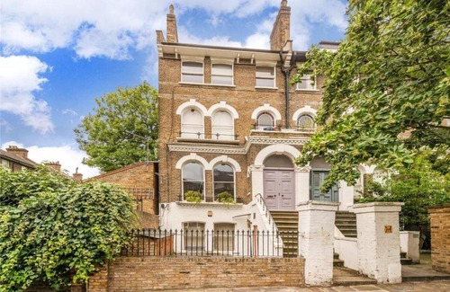 Cantelowes Apartment | Spacious 2 Bedroom Flat Near Camden Town with Garden