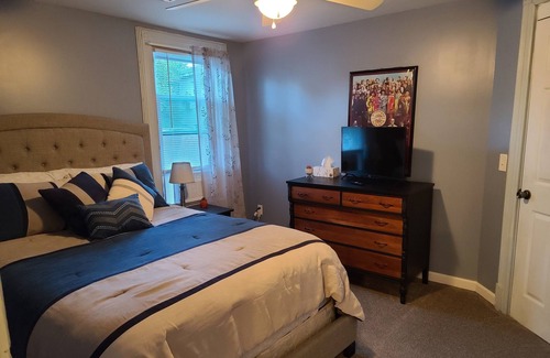 Perry Apartment | Spacious 2 Bedroom Loft w/ Full Kitchen & Full Bath