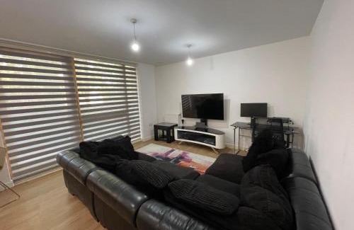 Tollington Apartment | Spacious 2 Bedroom Modern Flat & Parking