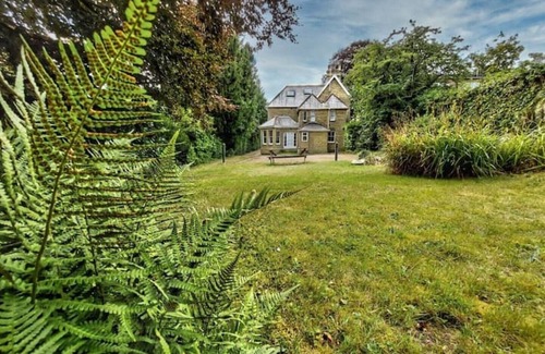 Reigate Apartment | Spacious 2 Bedroom Serviced Apartment in Reigate, Surrey
