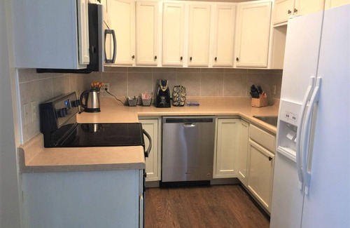 Niantic House | Spacious 2 Bedrooms, 1.5 Bath. Laundry, Sleeps up to 8, Walk to beach