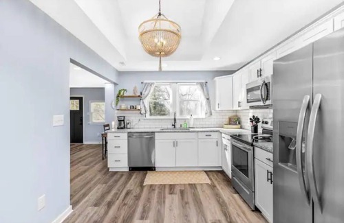 Montrose House | Spacious 2 BR with Fireplace and Private Backyard