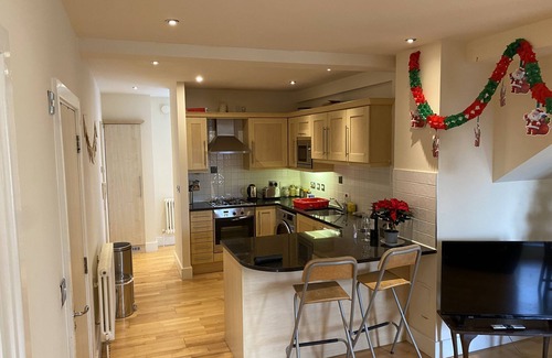 Faraday Apartment | Spacious 2 double bedroom apartment w free off-street parking & superfast WiFi.