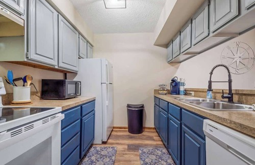Bellaire Condo | Spacious 2-Floor Condo Ideal for Larger Families or Groups, Featuring Golf Acces