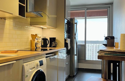 Puteaux Apartment | Spacious 2-room apartment with parking in Paris La Défense overlooking the Eiffel Tower
