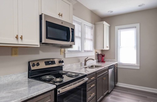 Highlands Douglass Apartment | Spacious 2B/1BA in Buzzing Louisville Neighborhood