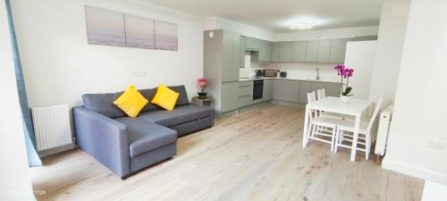 Hammersmith and Fulham Apartment | Spacious 2B2B Apartment with Garden