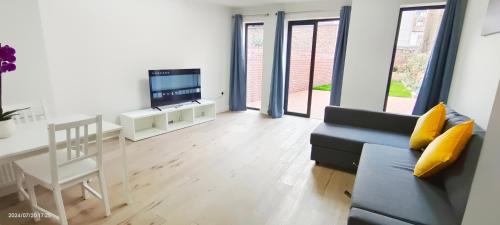 Hammersmith and Fulham Apartment | Spacious 2B2B Apartment with Garden