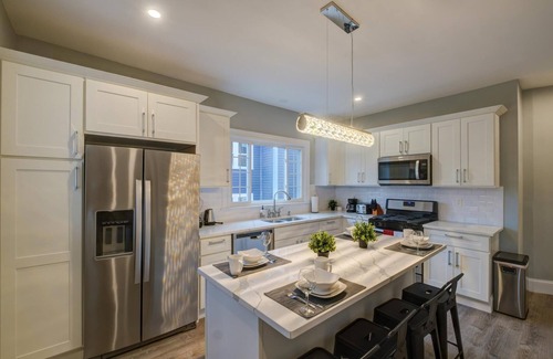 Roxbury Condo | Spacious 2bd 1ba Free Parking 3D Tour