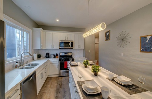 Roxbury Condo | Spacious 2bd 1ba Free Parking 3D Tour