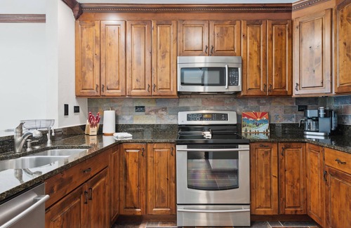Beaver Creek Condo | Spacious 2BD + Den, Ski In OutnIn the Heart of Beaver Creek VillagenPool jacuzzi