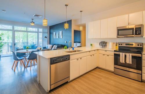 Evans Churchill Apartment | Spacious 2BD DT - Balcony, Gym, W-D, Parking - Sleeps 8