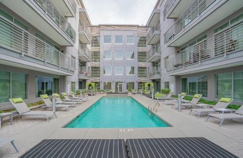Evans Churchill Apartment | Spacious 2BD DT - Balcony, Gym, W-D, Parking - Sleeps 8