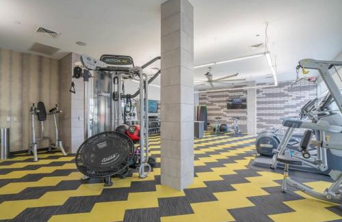 Evans Churchill Apartment | Spacious 2BD DT - Balcony, Gym, W-D, Parking - Sleeps 8