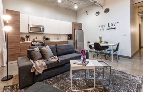 Downtown Dallas Bed & Breakfast | Spacious 2BD Suit Near Convention Center Downtown
