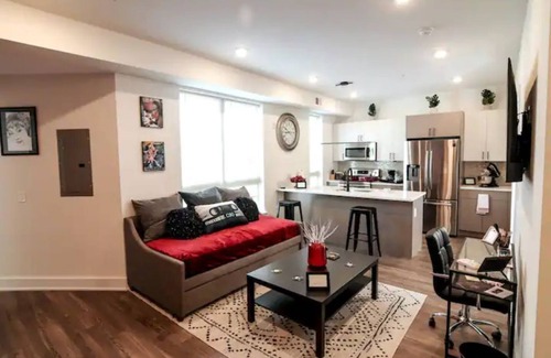 North Philadelphia West Apartment | Spacious 2Bd w/ROKU TV, Fireplace, Rooftop Deck