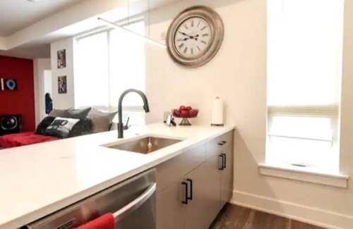 North Philadelphia West Apartment | Spacious 2Bd w/ROKU TV, Fireplace, Rooftop Deck